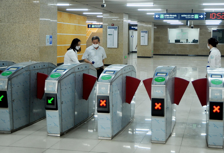 Cửa soát vé tự động của tuyến tàu điện Cát Linh - Hà Đông. Ảnh: NGUYỆT ANH