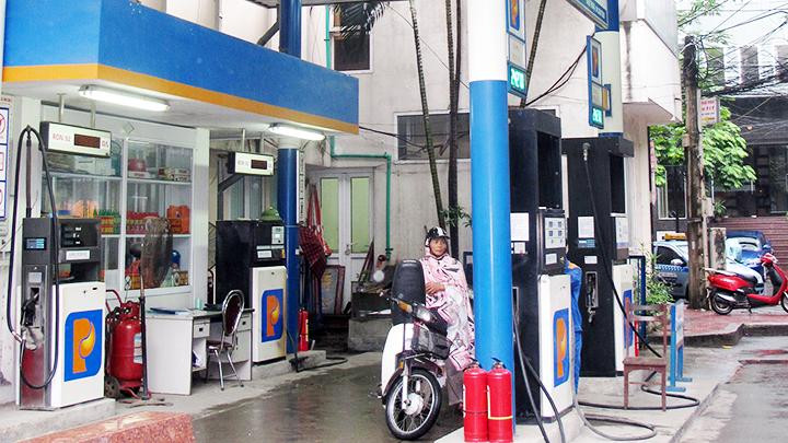Các doanh nghiệp xăng, dầu đang gặp khó khăn vì chiết khấu thấp. Ảnh: NGUYỆT ANH