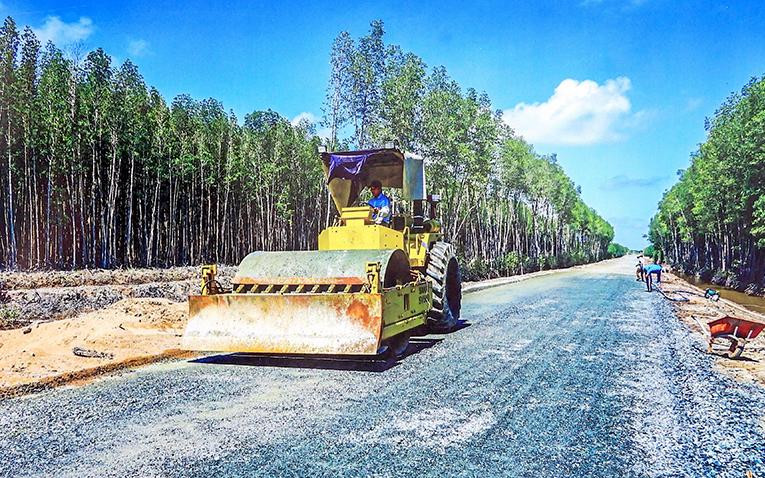 Tuyến đường Hồ Chí Minh về Khu du lịch Mũi Cà Mau đang được nâng cấp.