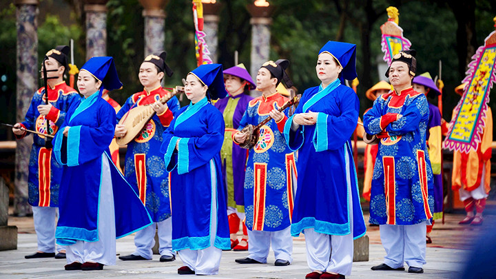 Đội nhã nhạc cung đình Huế trình tấu các tiết mục đại nhạc, tiểu nhạc. Đội nhã nhạc cung đình Huế trình tấu các tiết mục đại nhạc, tiểu nhạc.