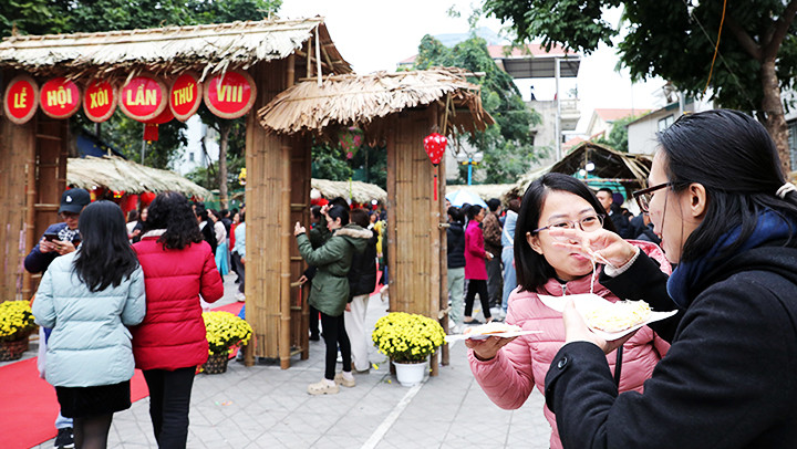 Du khách thưởng thức các món xôi tại lễ hội. Du khách thưởng thức các món xôi tại lễ hội.