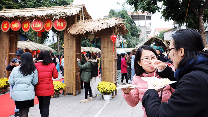 Du khách thưởng thức các món xôi tại lễ hội.