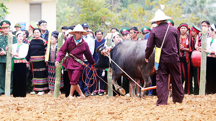 Lễ xuống đồng của dân tộc Mường. Lễ xuống đồng của dân tộc Mường.