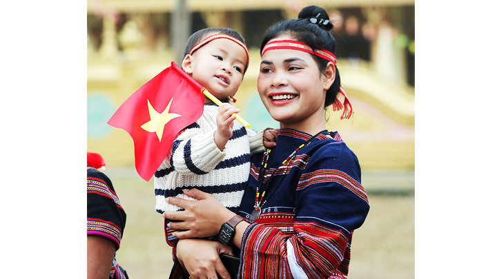 Hai mẹ con từ buôn làng Tây Nguyên ra chơi hội. Hai mẹ con từ buôn làng Tây Nguyên ra chơi hội.