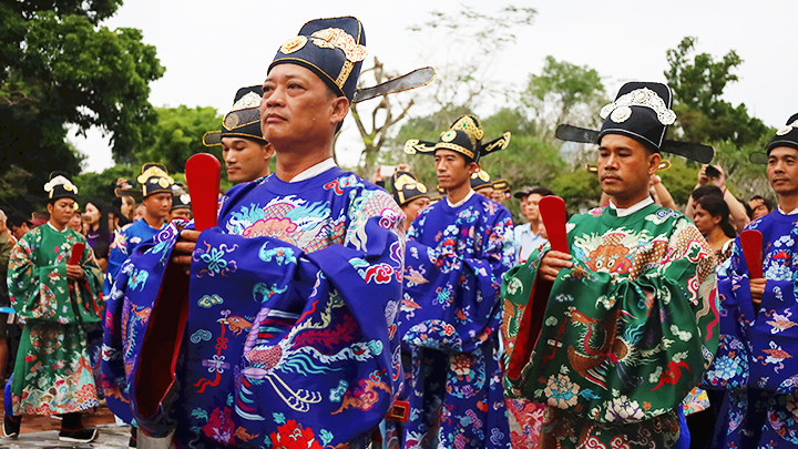 Trang phục của các vị quan trong lễ thiết triều được thể hiện theo mẫu thức cổ truyền. Trang phục của các vị quan trong lễ thiết triều được thể hiện theo mẫu thức cổ truyền.