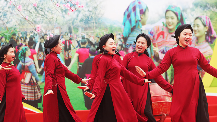 Các nghệ nhân dân gian Phú Thọ duyên dáng trong điệu hát xoan. Các nghệ nhân dân gian Phú Thọ duyên dáng trong điệu hát xoan.