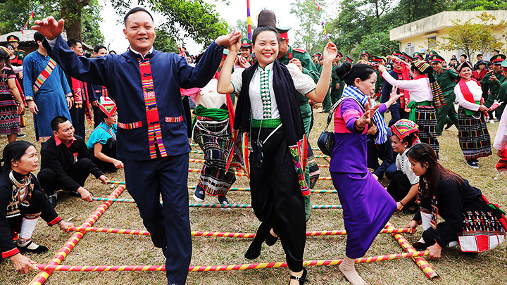 Đồng bào các dân tộc cùng lực lượng vũ trang chung vui trong ngày hội. Đồng bào các dân tộc cùng lực lượng vũ trang chung vui trong ngày hội.