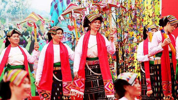 Đồng bào dân tộc Thái trình diễn nghi thức Kin chiêng boọc mạy tại ngày hội. Đồng bào dân tộc Thái trình diễn nghi thức Kin chiêng boọc mạy tại ngày hội.