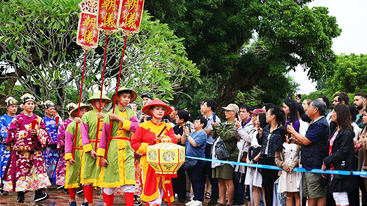 Du khách theo dõi màn tái hiện nghi lễ. Du khách theo dõi màn tái hiện nghi lễ.