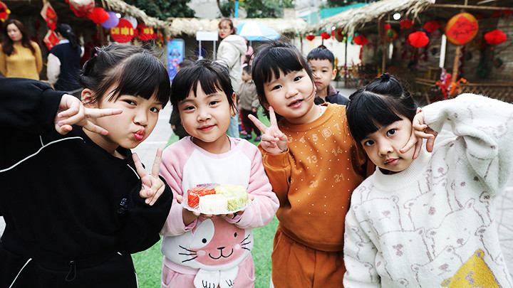 Trẻ em làng nghề vui với sản phẩm nghề truyền thống. Trẻ em làng nghề vui với sản phẩm nghề truyền thống.