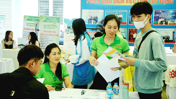 Phiên giao dịch lưu động kết nối doanh nghiệp với sinh viên các trường nghề. Ảnh: SONG ANH