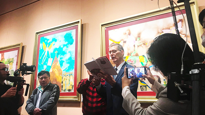 Nhà thơ Mỹ Bruce Weigl đọc trích đoạn trường ca bằng tiếng Anh.