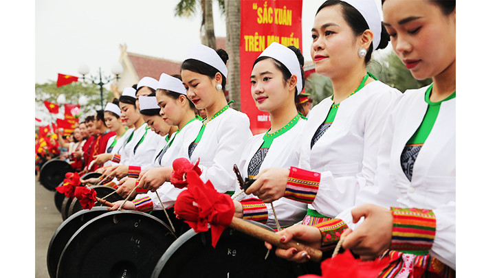 Rộn vang tiếng cồng ngày hội. Rộn vang tiếng cồng ngày hội.