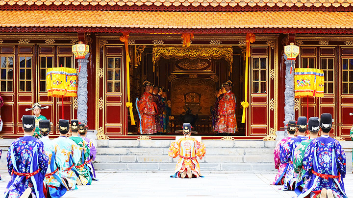 Nghi lễ thiết triều ngày nay được tái hiện ngay tại sân trước điện Thái Hòa, bên trong Hoàng cung Huế. Nghi lễ thiết triều ngày nay được tái hiện ngay tại sân trước điện Thái Hòa, bên trong Hoàng cung Huế.