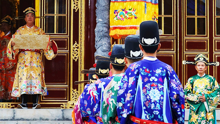 Đọc chỉ dụ của nhà vua trước bá quan văn võ. Đọc chỉ dụ của nhà vua trước bá quan văn võ.