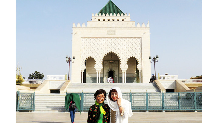 Du khách chụp ảnh tại lăng vua Mohammed V - công trình nổi tiếng do kiến trúc sư gốc Việt Eric Võ Toàn thiết kế. Ảnh: NHÀ VĂN DI LI CUNG CẤP