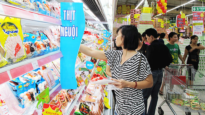 Nhu cầu tiêu dùng nội địa tăng cao trong dịp Tết Nguyên đán Ất Tỵ. Ảnh: NAM ANH