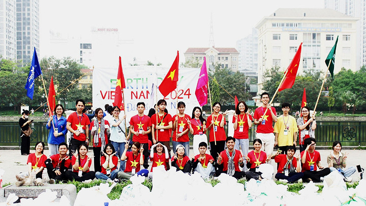 Cộng đồng Xanh Hà Nội ra quân dọn rác tại Công viên Cầu Giấy.