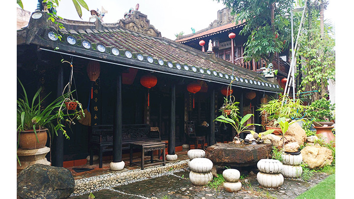 Một ngôi nhà cổ do ông Xênh phục dựng.