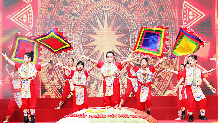 Lễ hội mang không khí vui tươi chào xuân mới. Lễ hội mang không khí vui tươi chào xuân mới.