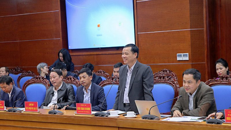 Chủ tịch Ủy ban nhân dân tỉnh Hòa Bình phát biểu tại buổi làm việc.