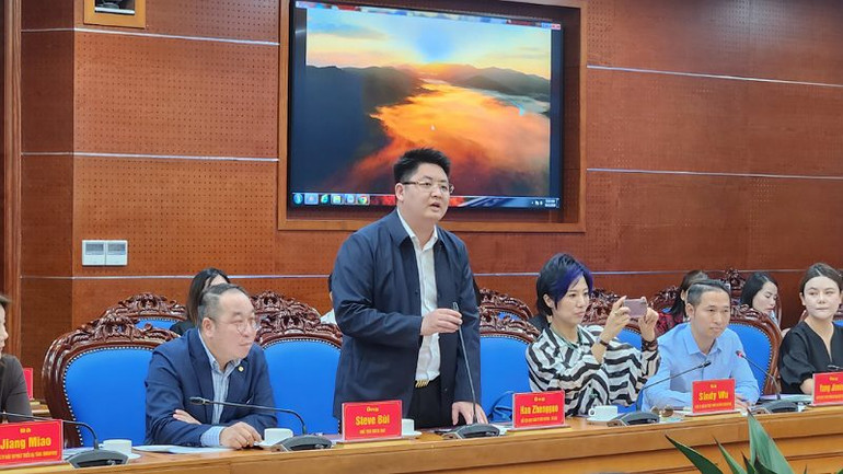 Ông Han Zhengguo, Chủ tịch Hội đồng quản trị Công ty thép Feiying-Tô Châu quan tâm đến các thủ tục đầu tư tại tỉnh Hòa Bình.