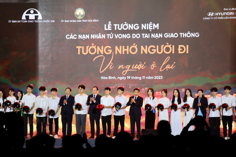 Phó Thủ tướng Trần Lưu Quang cùng Bộ trưởng Giao thông Vận tải Nguyễn Văn Thắng, Bí thư Tỉnh ủy Hòa Bình Nguyễn Phi Long trao tặng mũ bảo hiểm cho các em học sinh tại buổi Lễ tưởng niệm. Phó Thủ tướng Trần Lưu Quang cùng Bộ trưởng Giao thông Vận tải Nguyễn Văn Thắng, Bí thư Tỉnh ủy Hòa Bình Nguyễn Phi Long trao tặng mũ bảo hiểm cho các em học sinh tại buổi Lễ tưởng niệm.