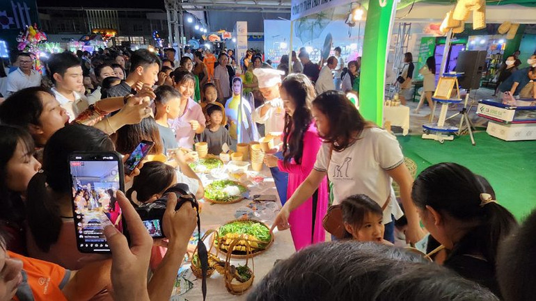 Ẩm thực cá sông Đà dành cho khách thưởng thức ngay tại lễ hội.