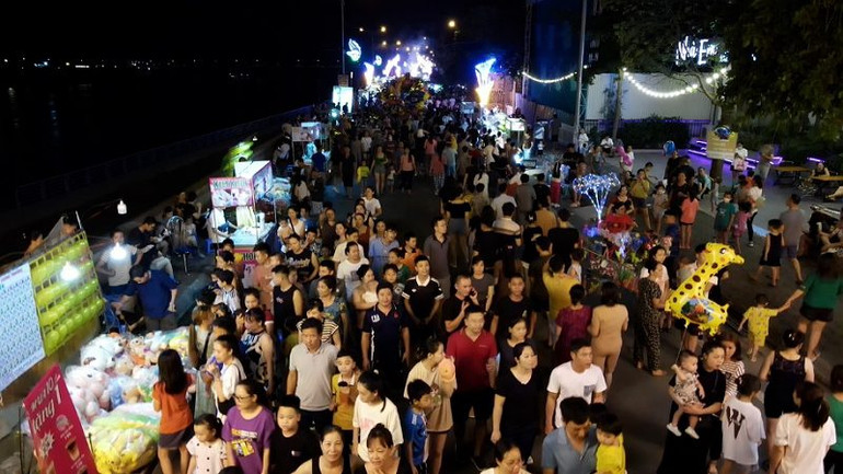 Hàng nghìn người tham gia phố đi bộ bên sông Đà.