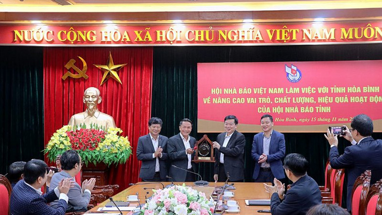 Tỉnh Hòa Bình tặng Hội Nhà Báo Việt Nam chiếc chiêng, kỷ vật quý của người Mường Hòa Bình.