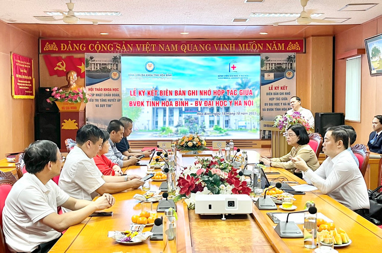 Các đại biểu tại Lễ ký kết biên bản ghi nhớ hợp tác.