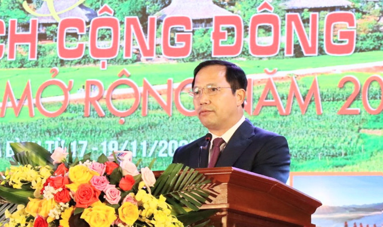 Đồng chí Nguyễn Văn Toàn, Phó Chủ tịch Ủy ban nhân dân tỉnh Hòa Bình phát biểu tại buổi lễ.