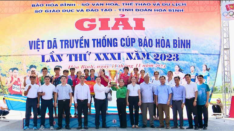 Ban tổ chức cùng các vận động viên tại giải. Ban tổ chức cùng các vận động viên tại giải.