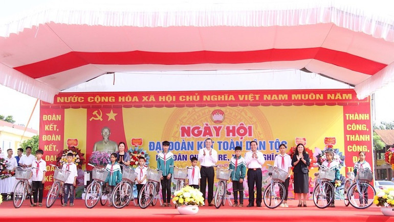 Đồng chí Ngô Văn Tuấn, Tổng Kiểm toán Nhà nước tặng xe đạp cho các em học sinh nghèo vượt khó trong xã Ân Nghĩa.