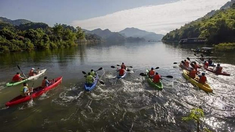 Đông đảo vận động viên tham gia đua thuyền Kayak trên lòng hồ sông Đà.