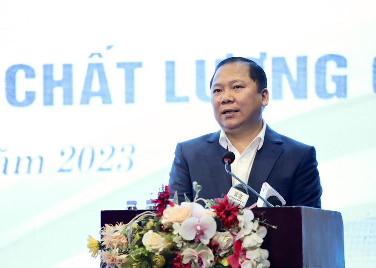 Đồng chí Nguyễn Phi Long, Bí thư Tỉnh ủy Hòa Bình phát biểu tại Hội nghị.