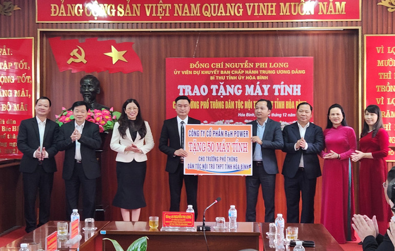 Trao tặng máy tính tại Trường phổ thông Dân tộc Nội trú THPT tỉnh. Trao tặng máy tính tại Trường phổ thông Dân tộc Nội trú THPT tỉnh.