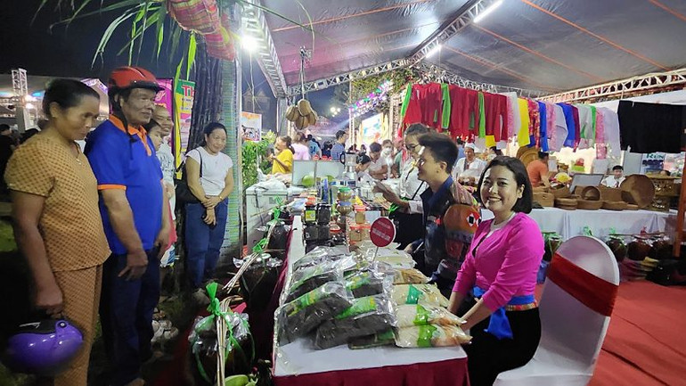 Gian hàng trưng bày sản phẩm OCOP của huyện Tân Lạc.