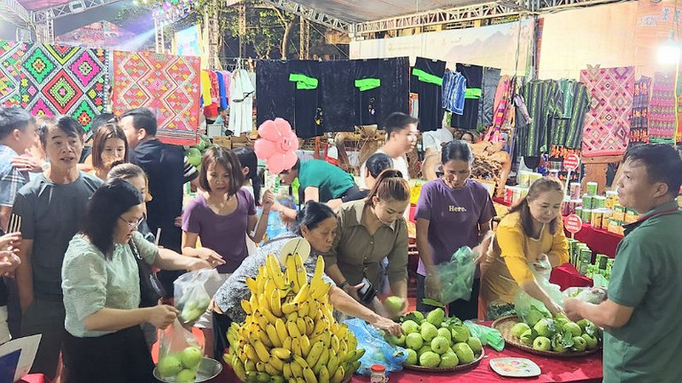 Đông đảo người dân và du khách đến Phiên chợ vùng cao Hòa Bình 2023.