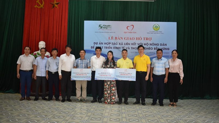 Lễ bàn giao hỗ trợ Dự án hợp tác xã liên kết với hộ nông dân để phát triển kinh tế và giảm nghèo bền vững.