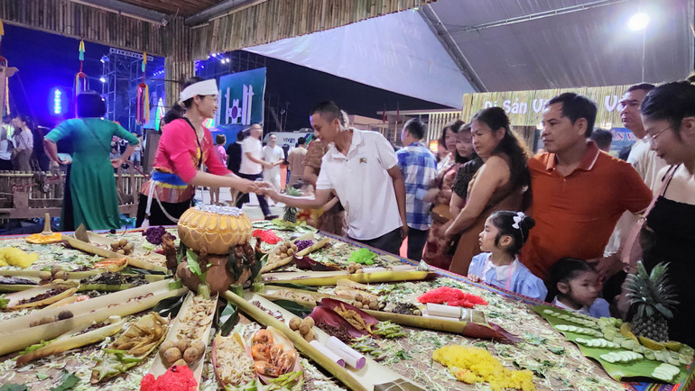 Nhiều món ẩm thực độc đáo nơi xứ Mường Hòa Bình được trưng bày tại lễ hội.
