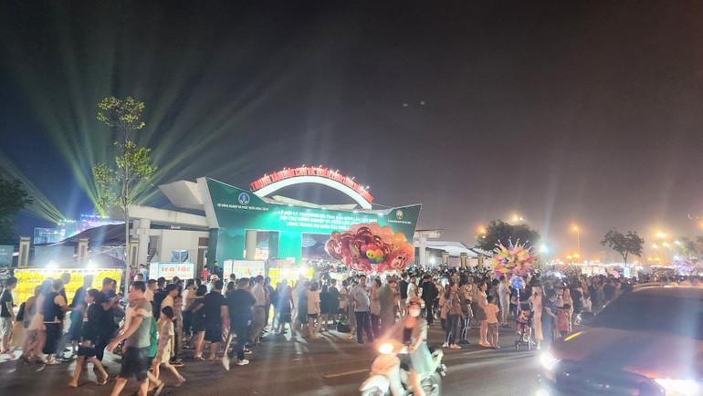 Lễ hội đang thu hút đông đảo người dân trong và ngoài tỉnh tham gia.