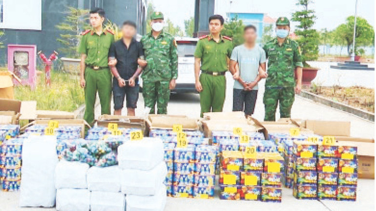 Lực lượng chức năng Long An bắt giữ hai đối tượng vận chuyển gần 1 tấn pháo lậu tại địa bàn xã Tân Lập, Mộc Hóa vào ngày 3/1/2024.