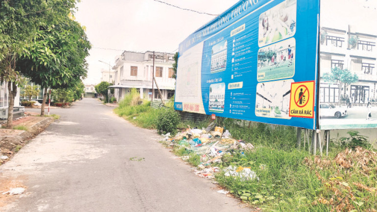 Rác thải bị vứt thành đống ở khu dân cư Thường Thạnh, quận Cái Răng (do Công ty cổ phần đầu tư địa ốc Hoàng Quân làm chủ đầu tư). Rác thải bị vứt thành đống ở khu dân cư Thường Thạnh, quận Cái Răng (do Công ty cổ phần đầu tư địa ốc Hoàng Quân làm chủ đầu tư).