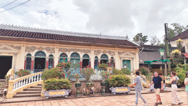 Du khách tham quan nhà cổ Bình Thủy, Cần Thơ.
