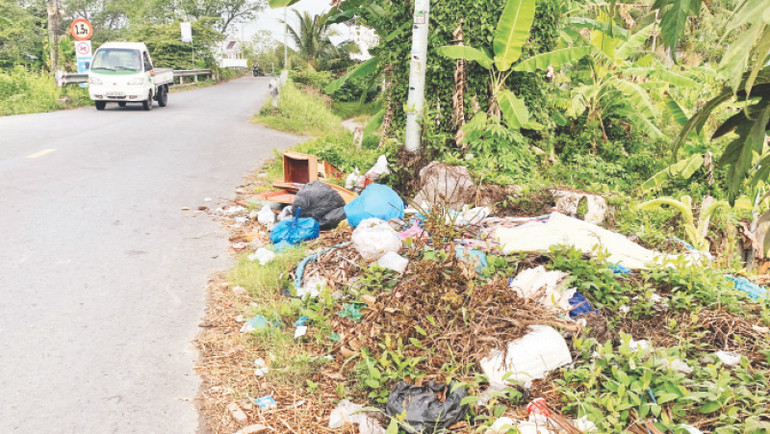 Người dân đổ trộm rác thải gần dốc cầu Xẻo Lá, đường Trương Vĩnh Nguyên, phường Phú Thứ, quận Cái Răng. Người dân đổ trộm rác thải gần dốc cầu Xẻo Lá, đường Trương Vĩnh Nguyên, phường Phú Thứ, quận Cái Răng.