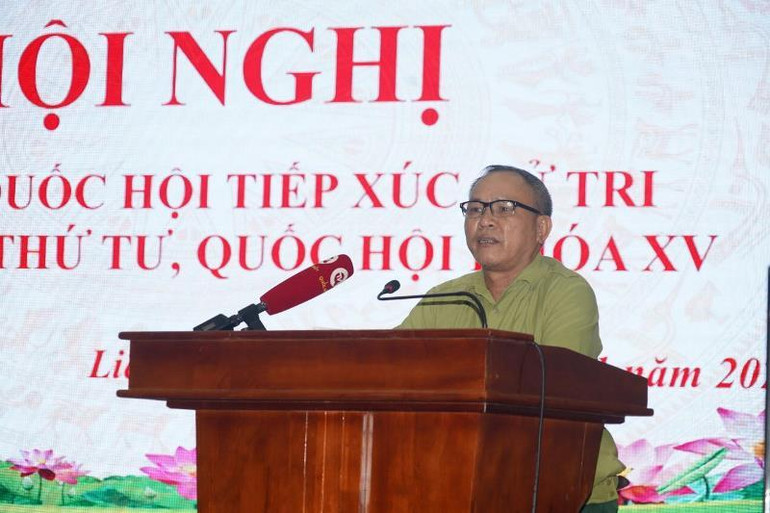 Cử tri phát biểu nêu kiến nghị tới Đoàn đại biểu Quốc hội tỉnh Hà Nam.