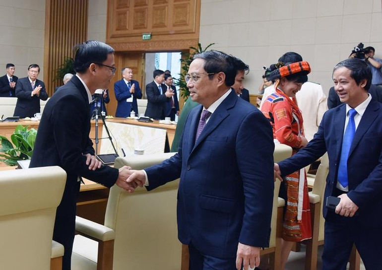 Thủ tướng Chính phủ Phạm Minh Chính gặp mặt các nhà giáo tiêu biểu.