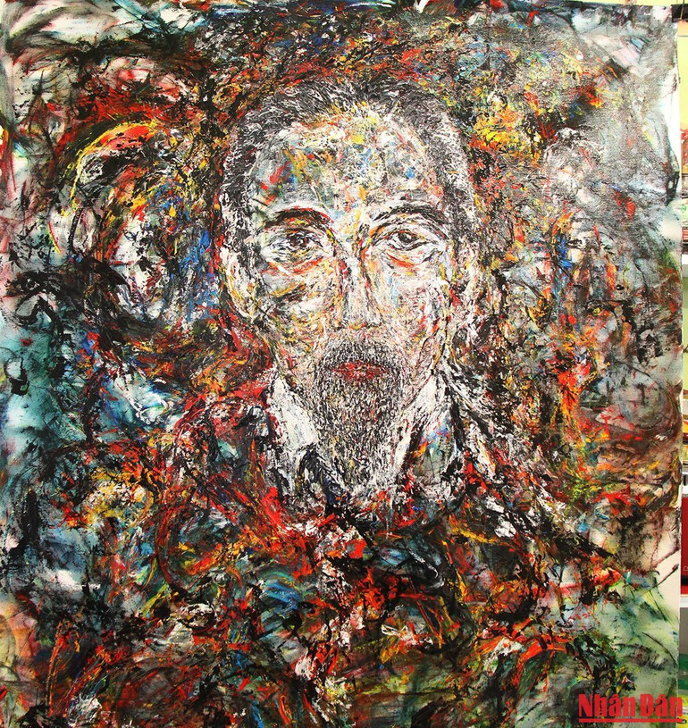 Họa sĩ Georg Esco cho biết, những chuyến đi tới Việt Nam mang lại nhiều cảm xúc và quyết định ghi dòng chữ "Theo bước chân của Hồ Chí Minh" lên mặt sau của bức chân dung vào đúng ngày xong nét vẽ cuối cùng. Ảnh: Minh Duy. Họa sĩ Georg Esco cho biết, những chuyến đi tới Việt Nam mang lại nhiều cảm xúc và quyết định ghi dòng chữ "Theo bước chân của Hồ Chí Minh" lên mặt sau của bức chân dung vào đúng ngày xong nét vẽ cuối cùng. Ảnh: Minh Duy.