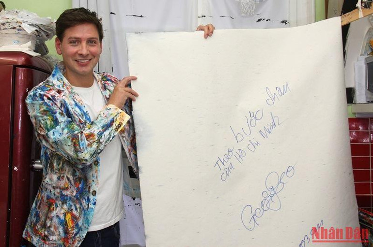 Những ấn tượng sâu sắc khi tới thăm những nơi Chủ tịch Hồ Chí Minh từng sống và làm việc đã thôi thúc họa sĩ Georg Esco vẽ chân dung vị lãnh tụ vĩ đại của Việt Nam. Ảnh: Khải Hoàn. Những ấn tượng sâu sắc khi tới thăm những nơi Chủ tịch Hồ Chí Minh từng sống và làm việc đã thôi thúc họa sĩ Georg Esco vẽ chân dung vị lãnh tụ vĩ đại của Việt Nam. Ảnh: Khải Hoàn.